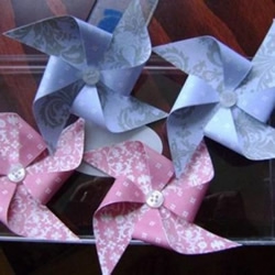 最简单纸风车的折法图解 可爱的儿童胸花DIY