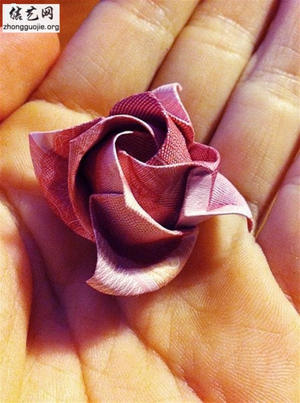用钱折玫瑰花步骤图解 怎么用100元钱折玫瑰花教程╭纸的折法